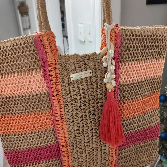 Is it a beautiful bag and the color is cute - Picture 1 of 4